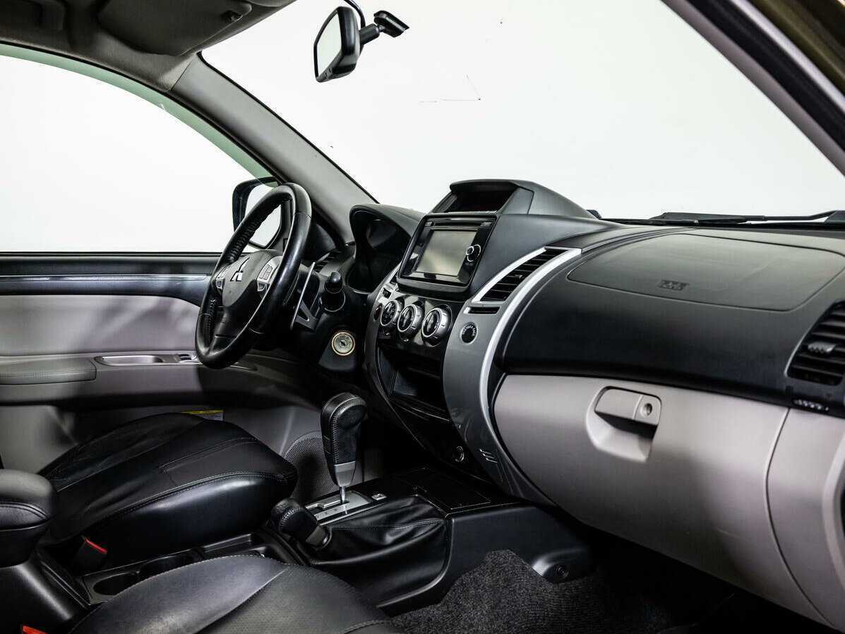 Mitsubishi Pajero Sport, 2015 Фото №9